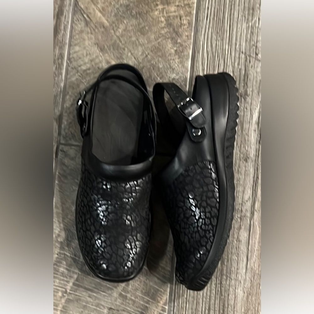 Drew comfort textured  black slingback clogs